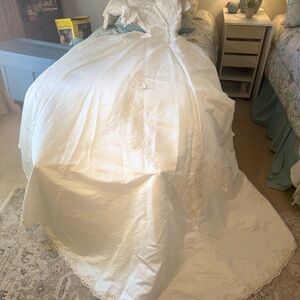 Elegant White Lace Wedding Dress